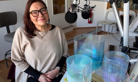 Studiossa Päivi Budarham ja kristallimaljat 11.01.2026